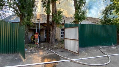 У Києві сталися дві пожежі: загорілися будівля й автокран