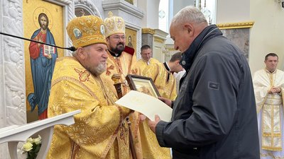 Владика Василій Семенюк вручає грамоти й ікони працівниками соціальної сфери Владика Василій Семенюк вручає грамоти й ікони працівниками соціальної сфери