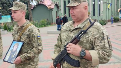 Загинули внаслідок російського обстрілу: у Черкасах попрощались із захисниками Загинули внаслідок російського обстрілу: у Черкасах попрощались із захисниками
