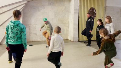 У Харкові у метро влаштували заняття з брейку для дітей У Харкові у метро влаштували заняття з брейку для дітей