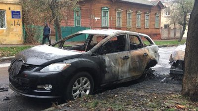 У Чернігові вночі згоріли дві автівки У Чернігові вночі згоріли дві автівки