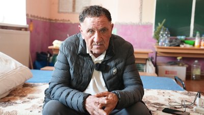 "Першу ніч не міг спати — не звик до тиші". Як переселенці з Донеччини звикають до життя у Семаківцях на Прикарпатті