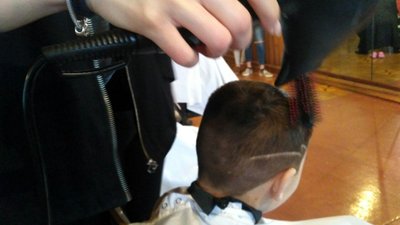 Перукарі-благодійники постригли дітей у волинському притулку Перукарі-благодійники постригли дітей у волинському притулку