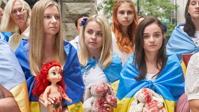 У Чикаго понад 300 українок провели перформанс проти злочинів росіян