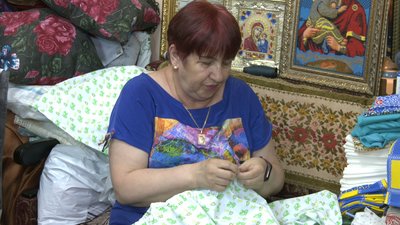 Черкаські волонтерки виготовляють маскувальні сітки, але бракує тканини та основи Черкаські волонтерки виготовляють маскувальні сітки, але бракує тканини та основи