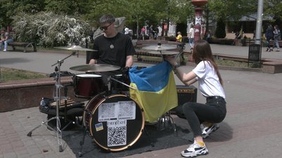 В Івано-Франківську вуличний барабанщик 10% свого заробітку відправляє на ЗСУ В Івано-Франківську вуличний барабанщик 10% свого заробітку відправляє на ЗСУ