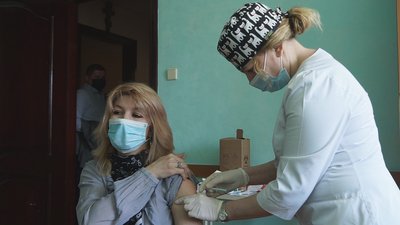 Вінницьких рятувальників почали вакцинувати американською вакциною Pfizer Вінницьких рятувальників почали вакцинувати американською вакциною Pfizer
