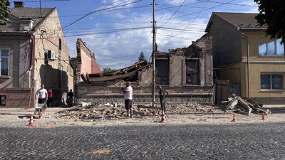 Травмованих немає: у центрі Мукачева завалився фасад приватного будинку