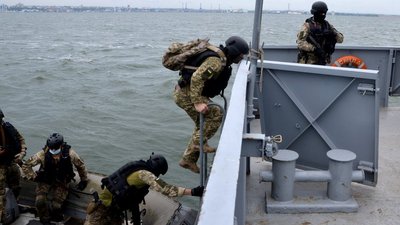 Висадилися та перевірили "підозріле" судно: як минули навчання спецпризначенців ВМС