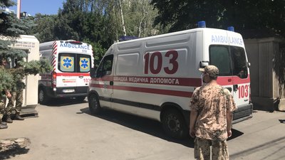 Снайперські кулі та осколкові поранення: до Одеси прибув борт із пораненими військовими Снайперські кулі та осколкові поранення: до Одеси прибув борт із пораненими військовими