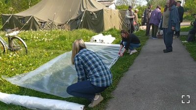 Людям роздають плівку Людям роздають плівку