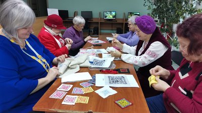 QR-коди із зашифрованими мелодіями вишивають для військових волонтерки у Полтаві QR-коди із зашифрованими мелодіями вишивають для військових волонтерки у Полтаві
