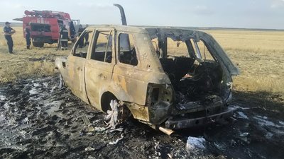 На Харківщині у пшеничному полі згорів автомобіль На Харківщині у пшеничному полі згорів автомобіль