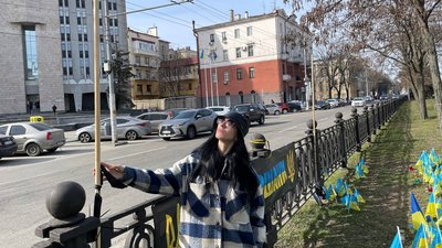 На "Алеї пошани" у Дніпрі порізали банер і прапори На "Алеї пошани" у Дніпрі порізали банер і прапори