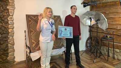 Рекорд України: переселенець з Криму створив у Рівному унікальне панно з дерева та бурштину