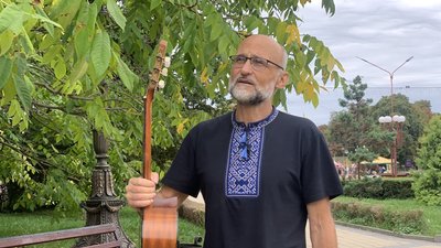 Його зброя – слово і гітара: харківський бард виступає у Тернополі Його зброя – слово і гітара: харківський бард виступає у Тернополі