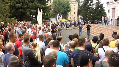 Протест гірників у Кривому Розі: одні не виходять із забою, інші – мітингують під адміністрацією