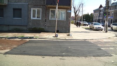 У Житомирі розпочали латати ями на дорогах. Як це відбувається У Житомирі розпочали латати ями на дорогах. Як це відбувається
