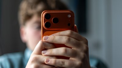 Дитина із смартфоном, самотність