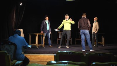 Режисер театру Дмитро Гусаков приступає до постановки вистави за п’єсою Старицького «Ой не ходи, Грицю, та й на вечорниці». Фото: Суспільне. Поділля. Режисер театру Дмитро Гусаков приступає до постановки вистави за п’єсою Старицького «Ой не ходи, Грицю, та й на вечорниці». Фото: Суспільне. Поділля.