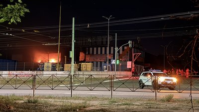 Російська армія атакувала ударними безпілотниками «Епіцентр» у Миколаєві