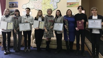 Лавки, альтанки та алеї. У селищі Петрове облаштували креативне подвір'я Лавки, альтанки та алеї. У селищі Петрове облаштували креативне подвір'я