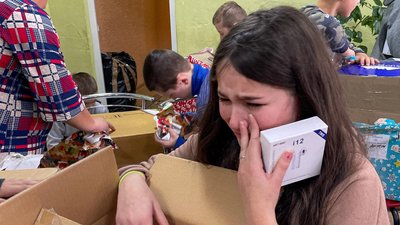 Дівчинка не стримала сліз, коли отримала навушники, які просила у святого Миколая