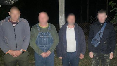 "Надувний човен та прилад нічного бачення". На Закарпатті затримали підозрюваного у переправленні чоловіків через кордон