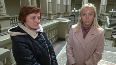 Мама Марія та тітка Оксана чекають на військовополоненого Мама Марія та тітка Оксана чекають на військовополоненого