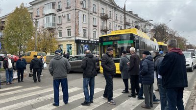 Військові пенсіонери перекрили дорогу в Полтаві: держава їм заборгувала 2,5 мільярди
