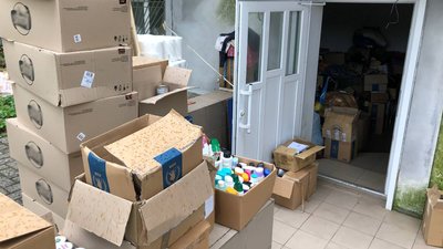 Для військових та цивільних: волонтерський центр у Миколаєві формує продуктові набори та допомагає з теплими речами