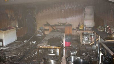 Пожежа знищела технічне обладнання та харчі.