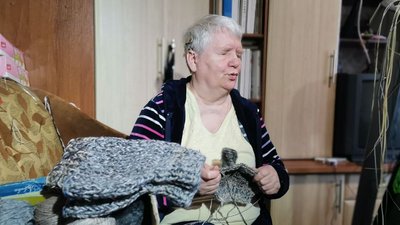 Незряча лучанка відмовилася евакуюватись за кордон та залишилась в'язати рукавиці військовим