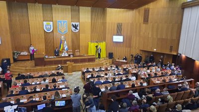 В Івано-Франківську розпочалася перша сесія міської ради VIII скликання