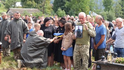 На Закарпатті попрощалися із полеглим захисником Михайлом Цуберою На Закарпатті попрощалися із полеглим захисником Михайлом Цуберою