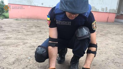 У Черкасах поблизу житлового будинку знайшли артилерійський снаряд