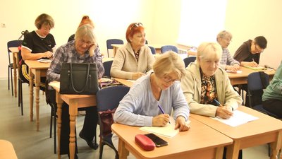 15 студентів-пенсіонерів вивчають українську у Хмельницькому університеті третього віку