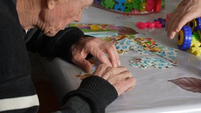 "Треба ж хлопцям нашим допомагати на фронті": підопічні психоневрологічного інтернату на Сумщині в'яжуть сітки для ЗСУ "Треба ж хлопцям нашим допомагати на фронті": підопічні психоневрологічного інтернату на Сумщині в'яжуть сітки для ЗСУ