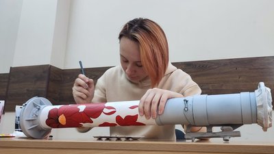 "Художня трансформація". Вінницька мисткиня розфарбовує відстріляний тубус для допомоги ЗСУ
