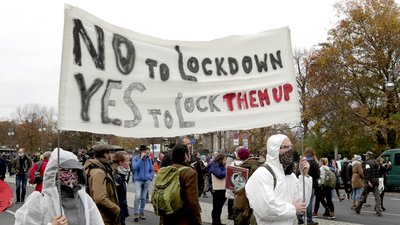 Противники карантину протестують у Берліні. Поліція застосувала водомети, десятки людей затримані Противники карантину протестують у Берліні. Поліція застосувала водомети, десятки людей затримані