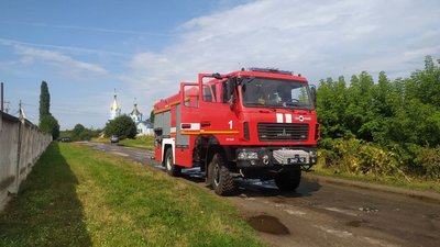 Згоріло 200 квадратів покрівлі: в цеху із виробництва палетів біля Луцька – пожежа