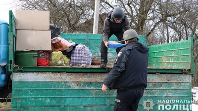 Поліцейські допомагають перевезти майно подружжя з Леонівки на Чернігівщині в інше безпечне місце Поліцейські допомагають перевезти майно подружжя з Леонівки на Чернігівщині в інше безпечне місце