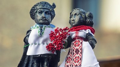 У Мукачеві мініскульптури одягнули у вишиванки