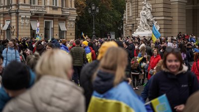 В центрі Одеси зібралися херсонці, аби відсвяткувати звільнення міста. ФОТО В центрі Одеси зібралися херсонці, аби відсвяткувати звільнення міста. ФОТО