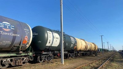 Суд заарештував 51 цистерну з білоруським дизелем, яким біля Низківки заправляли російську техніку Суд заарештував 51 цистерну з білоруським дизелем, яким біля Низківки заправляли російську техніку