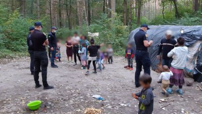 Після публікації в соцмережі ДСНС та поліція перевірили табір ромів під Рівним Після публікації в соцмережі ДСНС та поліція перевірили табір ромів під Рівним