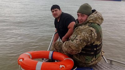 На Дунаї через вітер перекинувся човен: прикордонники з Одещини врятували хлопця з Румунії