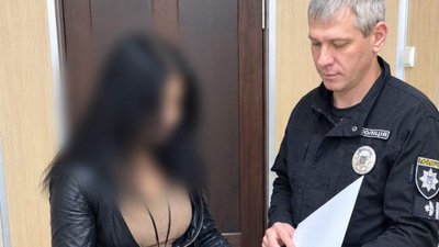 Матір з Харкова підозрюють у систематичному домашньому насильстві щодо сина з інвалідністю