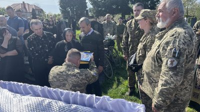 На Закарпатті попрощалися із полеглим захисником Віктором Микитою На Закарпатті попрощалися із полеглим захисником Віктором Микитою