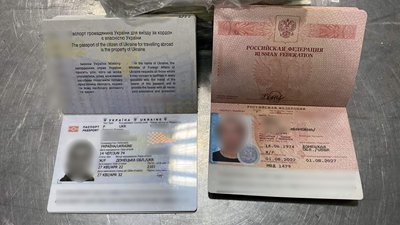 Український та російський паспорти жінки Український та російський паспорти жінки